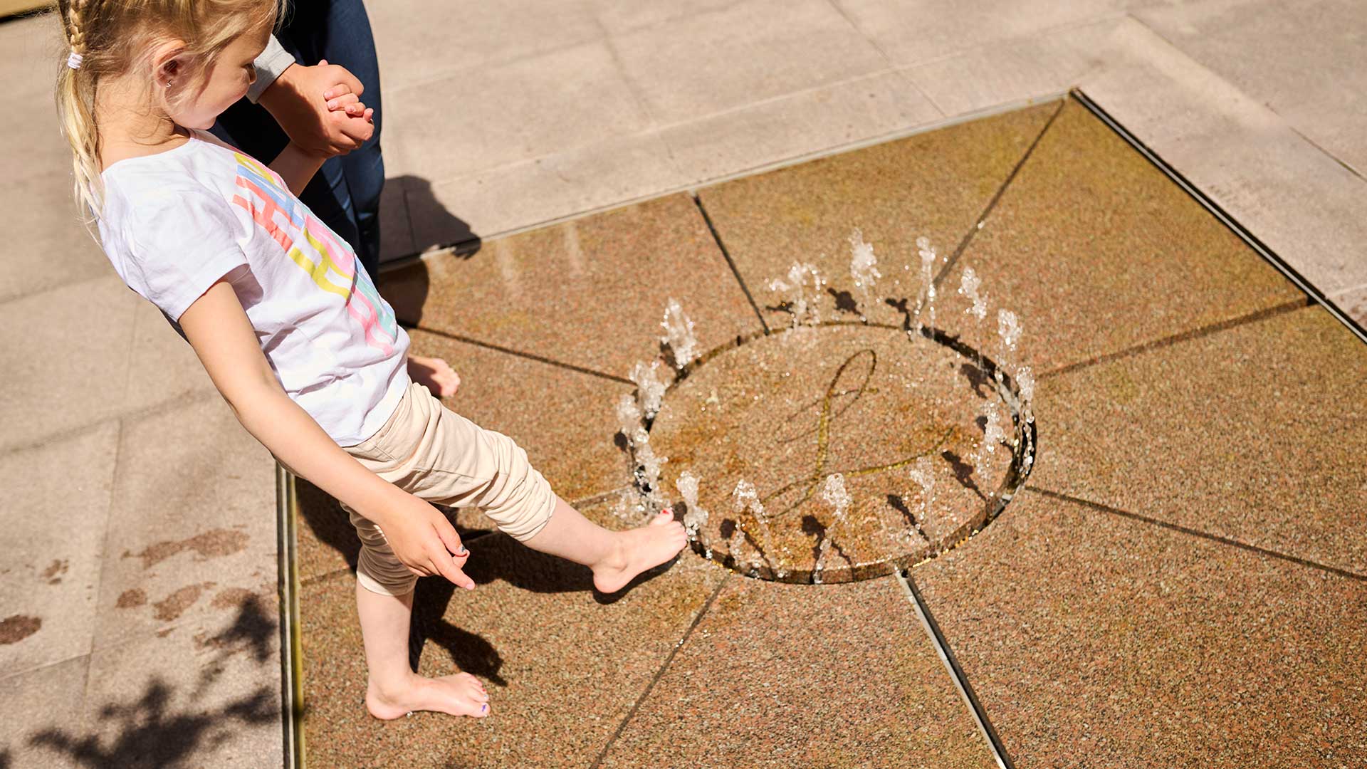 liljeborg-modrehjaelpen_16x9_03